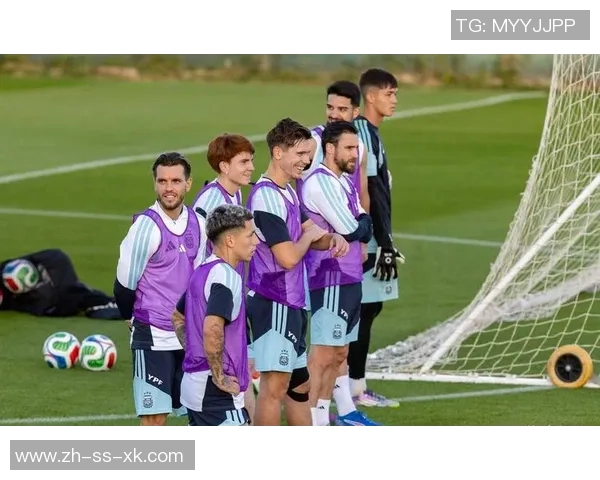 波多黎各歌手洋基老爹亲临阿根廷训练营与梅西等球员亲密合影